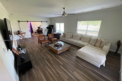 Casa en venta en Miami, Florida, 4 dormitorios, 271.27 m2 № 1967656 - foto 24