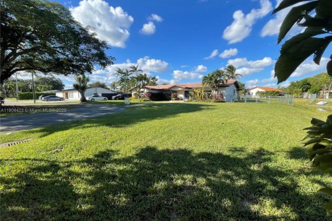 Casa en venta en Miami, Florida, 4 dormitorios, 271.27 m2 № 1967656 - foto 2