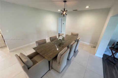 Casa en venta en Miami, Florida, 4 dormitorios, 271.27 m2 № 1967656 - foto 22
