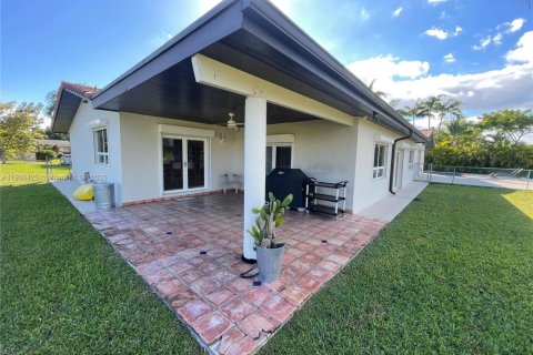 Casa en venta en Miami, Florida, 4 dormitorios, 271.27 m2 № 1967656 - foto 4