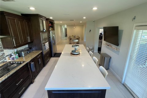 Casa en venta en Miami, Florida, 4 dormitorios, 271.27 m2 № 1967656 - foto 15