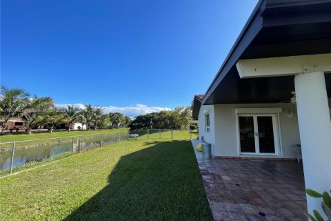 Casa en venta en Miami, Florida, 4 dormitorios, 271.27 m2 № 1967656 - foto 3