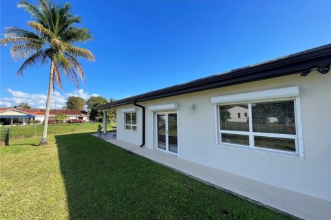 Casa en venta en Miami, Florida, 4 dormitorios, 271.27 m2 № 1967656 - foto 5