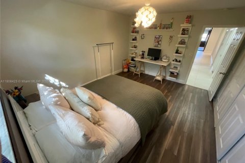 Casa en venta en Miami, Florida, 4 dormitorios, 271.27 m2 № 1967656 - foto 30