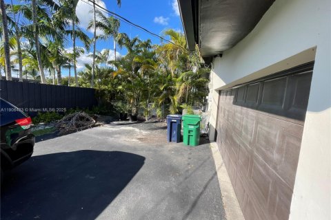 Casa en venta en Miami, Florida, 4 dormitorios, 271.27 m2 № 1967656 - foto 9