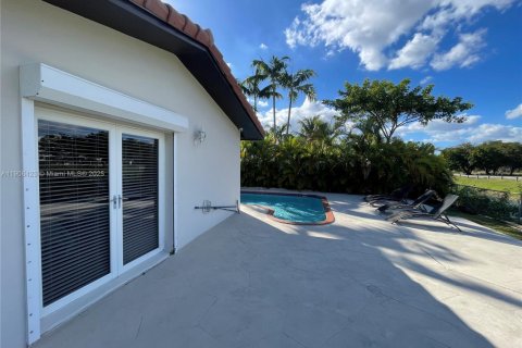 Casa en venta en Miami, Florida, 4 dormitorios, 271.27 m2 № 1967656 - foto 6