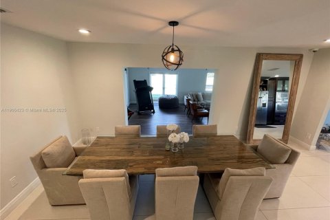 Casa en venta en Miami, Florida, 4 dormitorios, 271.27 m2 № 1967656 - foto 21