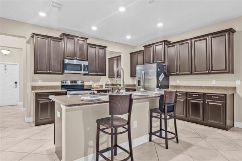 House in Tampa, Florida 5 bedrooms, 355.07 sq.m. № 1771105 - photo 4