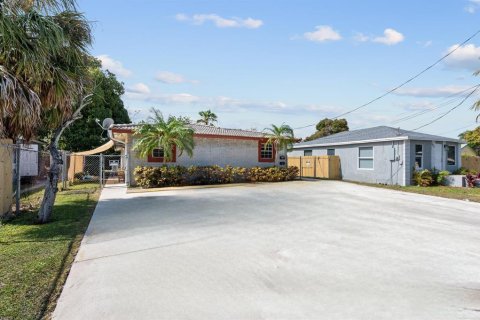 Commercial property in Pompano Beach, Florida 224.08 sq.m. № 2382824 - photo 2
