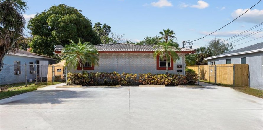 Commercial property in Pompano Beach, Florida 224.08 sq.m. № 2382824