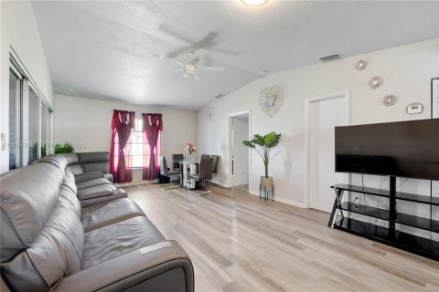 Villa ou maison à vendre à Margate, Floride: 2 chambres, 87.89 m2 № 2244171 - photo 3