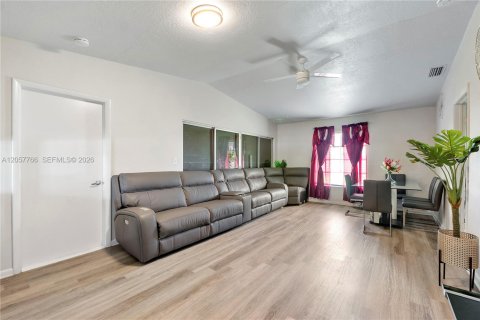 Villa ou maison à vendre à Margate, Floride: 2 chambres, 87.89 m2 № 2244171 - photo 2
