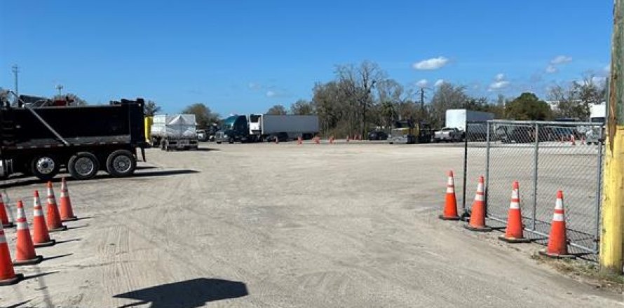 Commercial property in Tampa, Florida № 2103571