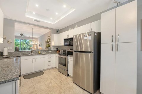 Condo in Sarasota, Florida, 2 bedrooms № 2206575 - photo 8