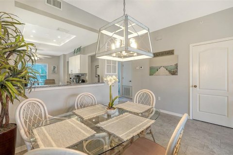 Condo in Sarasota, Florida, 2 bedrooms № 2206575 - photo 11