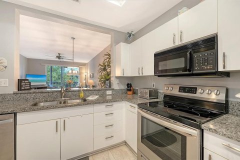 Condo in Sarasota, Florida, 2 bedrooms № 2206575 - photo 6