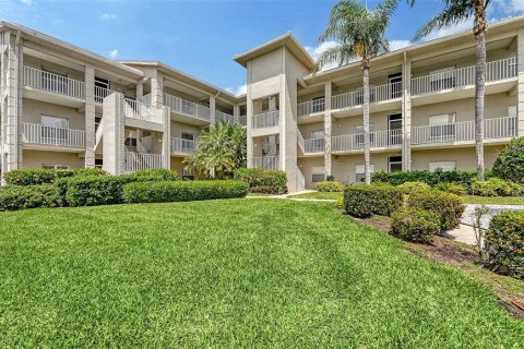 Condo in Sarasota, Florida, 2 bedrooms № 2206575 - photo 2