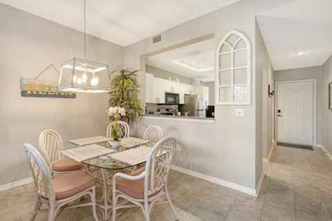 Condo in Sarasota, Florida, 2 bedrooms № 2206575 - photo 12