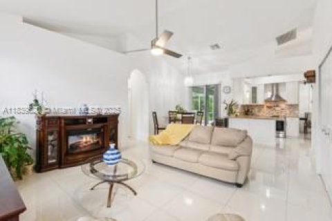 House in Marco Island, Florida 3 bedrooms № 1828772 - photo 6