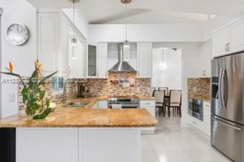 House in Marco Island, Florida 3 bedrooms № 1828772 - photo 5