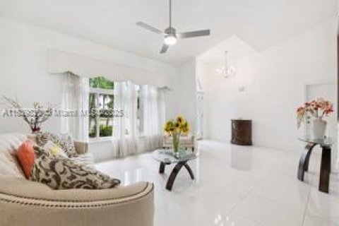 House in Marco Island, Florida 3 bedrooms № 1828772 - photo 2