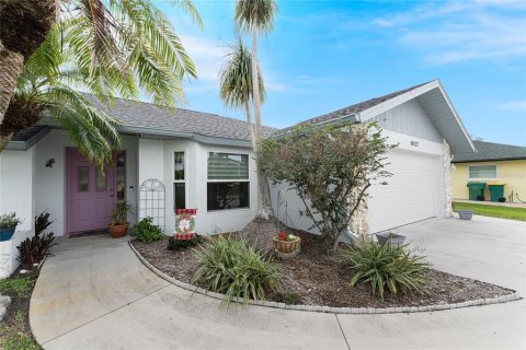 House in Englewood, Florida 2 bedrooms, 142.23 sq.m. № 1734573 - photo 1