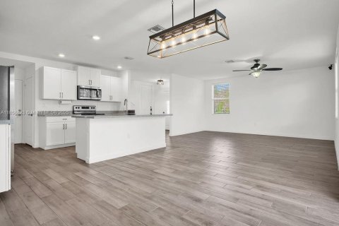 House in Homestead, Florida 4 bedrooms, 190.26 sq.m. № 1889956 - photo 3