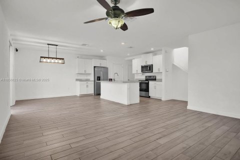 House in Homestead, Florida 4 bedrooms, 190.26 sq.m. № 1889956 - photo 2