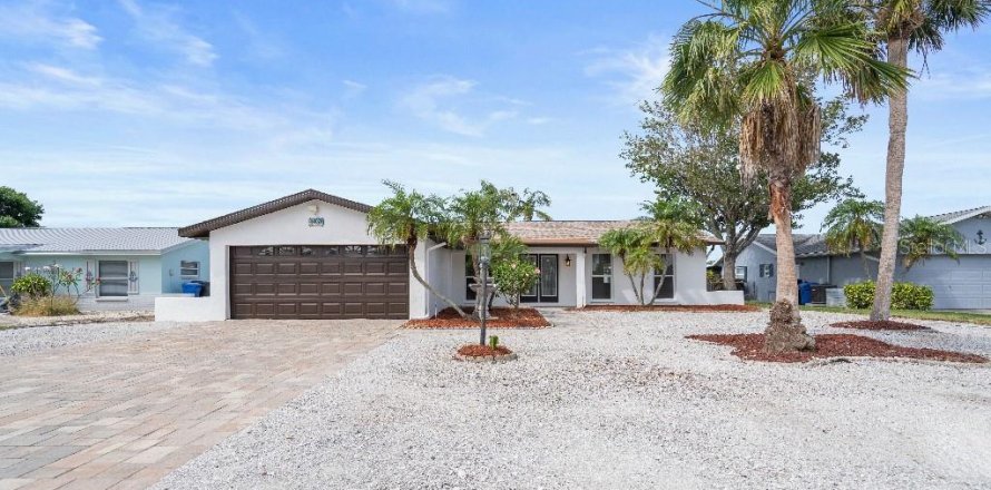 House in Apollo Beach, Florida 3 bedrooms, 147.71 sq.m. № 1760273
