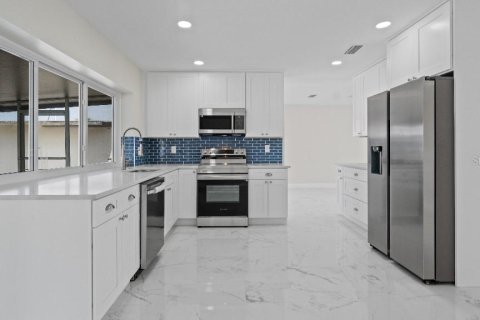 House in Apollo Beach, Florida 3 bedrooms, 147.71 sq.m. № 1760273 - photo 18