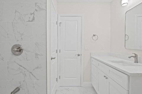House in Apollo Beach, Florida 3 bedrooms, 147.71 sq.m. № 1760273 - photo 4