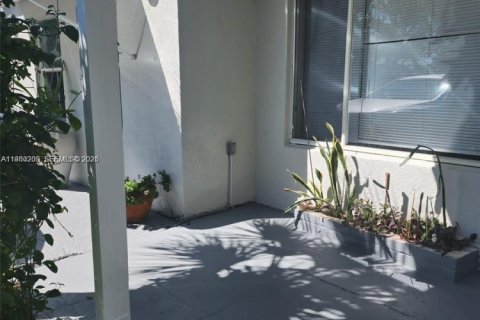 Villa ou maison à louer à Pompano Beach, Floride: 3 chambres, 108.32 m2 № 2046450 - photo 2