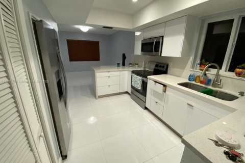 Villa ou maison à louer à Miami, Floride: 3 chambres, 127.46 m2 № 1965711 - photo 4