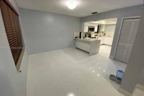Villa ou maison à louer à Miami, Floride: 3 chambres, 127.46 m2 № 1965711 - photo 3