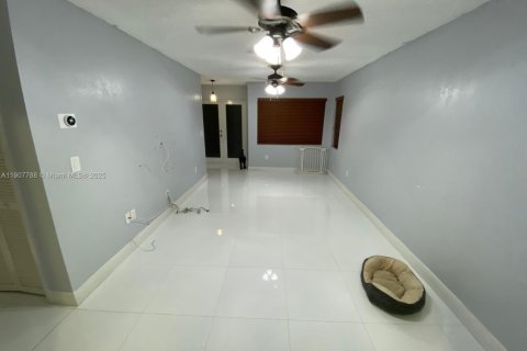 Villa ou maison à louer à Miami, Floride: 3 chambres, 127.46 m2 № 1965711 - photo 2