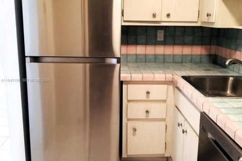 Condo in Miami Beach, Florida, 1 bedroom  № 2001533 - photo 12