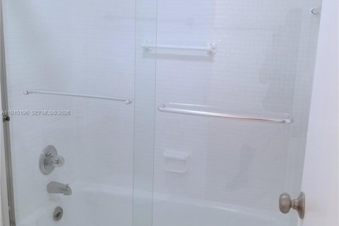 Condo in Miami Beach, Florida, 1 bedroom  № 2001533 - photo 14