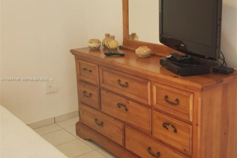 Condo in Miami Beach, Florida, 1 bedroom  № 2001533 - photo 15