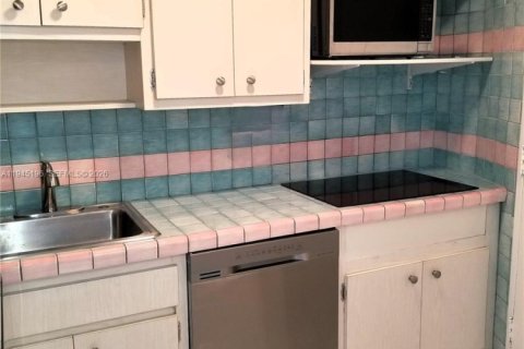 Condo in Miami Beach, Florida, 1 bedroom  № 2001533 - photo 11