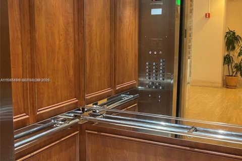 Condo in Miami Beach, Florida, 1 bedroom  № 2001533 - photo 29