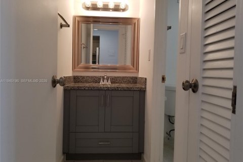 Condo in Miami Beach, Florida, 1 bedroom  № 2001533 - photo 13