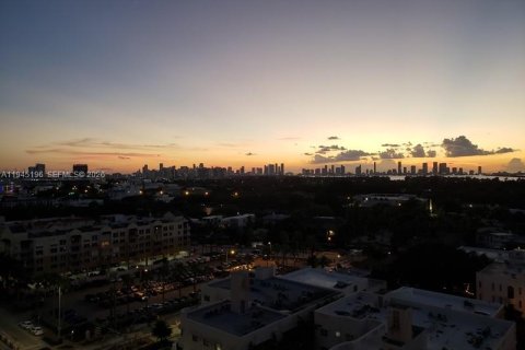 Condo in Miami Beach, Florida, 1 bedroom  № 2001533 - photo 25