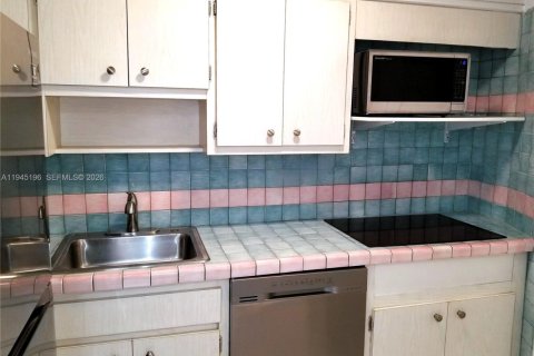 Condo in Miami Beach, Florida, 1 bedroom  № 2001533 - photo 10