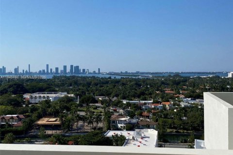 Condo in Miami Beach, Florida, 1 bedroom  № 2001533 - photo 22