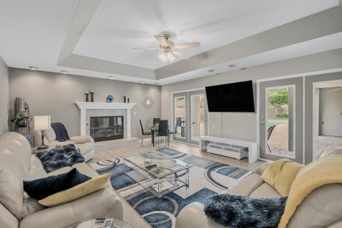 House in Shalimar, Florida 5 bedrooms, 312.24 sq.m. № 562122 - photo 1