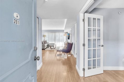 Снять в аренду кондоминиум в Майами-Бич, Флорида 2 спальни, 98.85м2, № 2080959 - фото 3