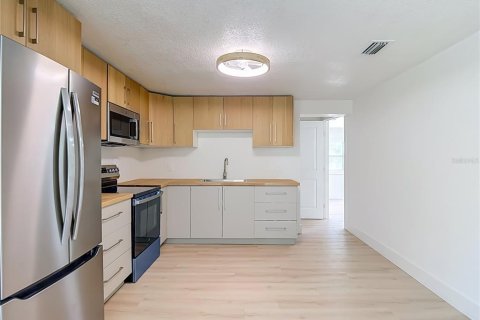 House in Tampa, Florida 3 bedrooms, 112.23 sq.m. № 2402785 - photo 16