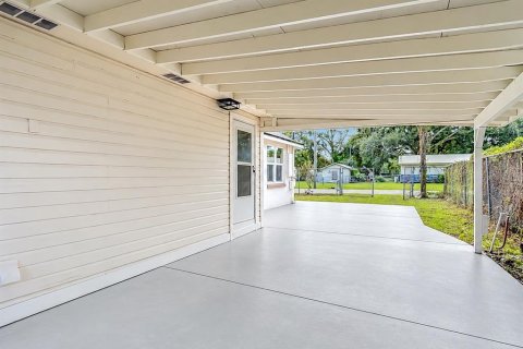 House in Tampa, Florida 3 bedrooms, 112.23 sq.m. № 2402785 - photo 8