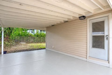 House in Tampa, Florida 3 bedrooms, 112.23 sq.m. № 2402785 - photo 9