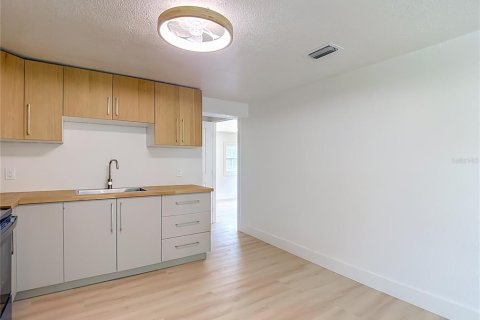 House in Tampa, Florida 3 bedrooms, 112.23 sq.m. № 2402785 - photo 15